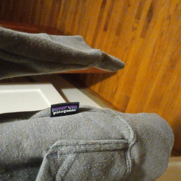 Patagonia Light Gray Hoodie with Mountain Graphic - Picture 6 of 6